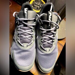 Men’s size 9.5 Nike Air Max tennis shoes.